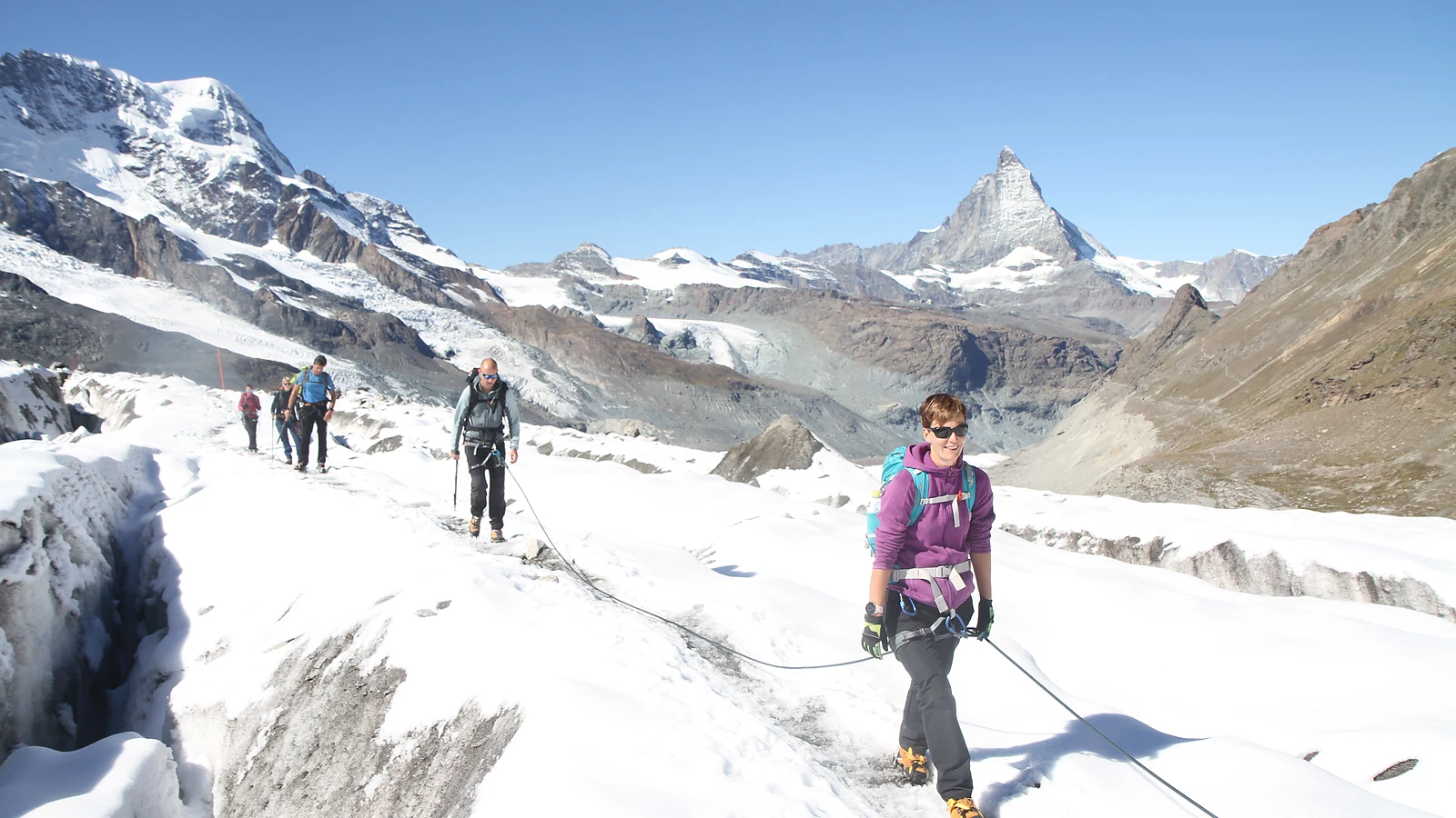 Seilschaft auf dem Gornergletscher mit Blick zum Matterhorn