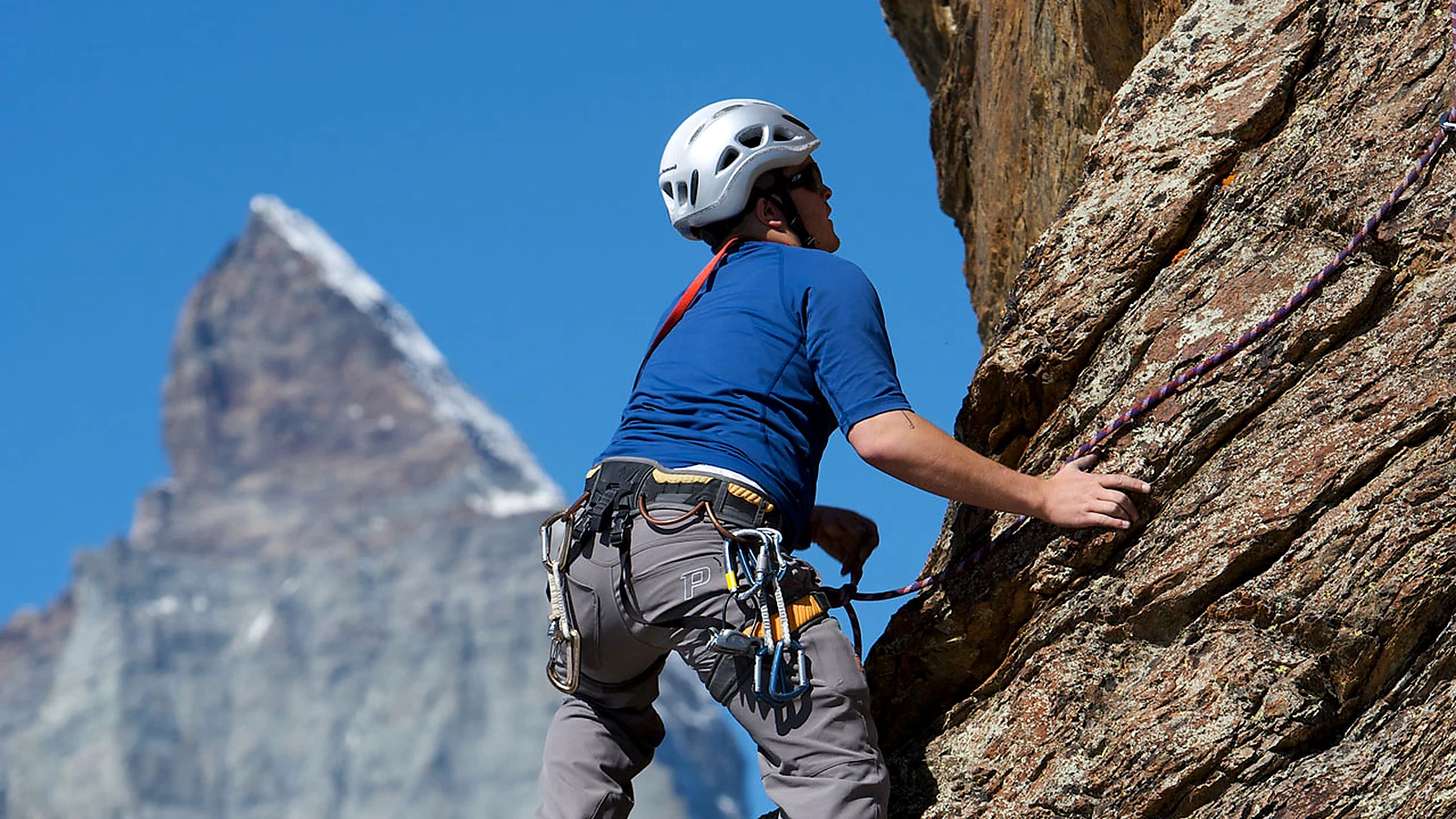 Kletterer am Riffelhorn mit dem Matterhorn im Hintergrund
