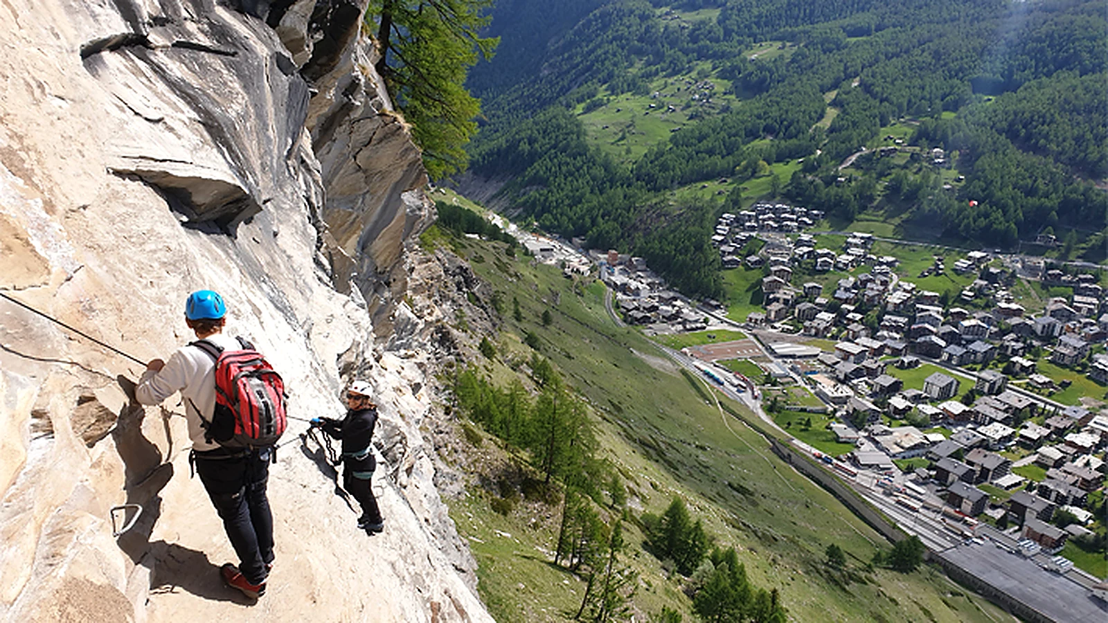 Zwei Personen auf dem Klettersteig oberhalb von Zermatt