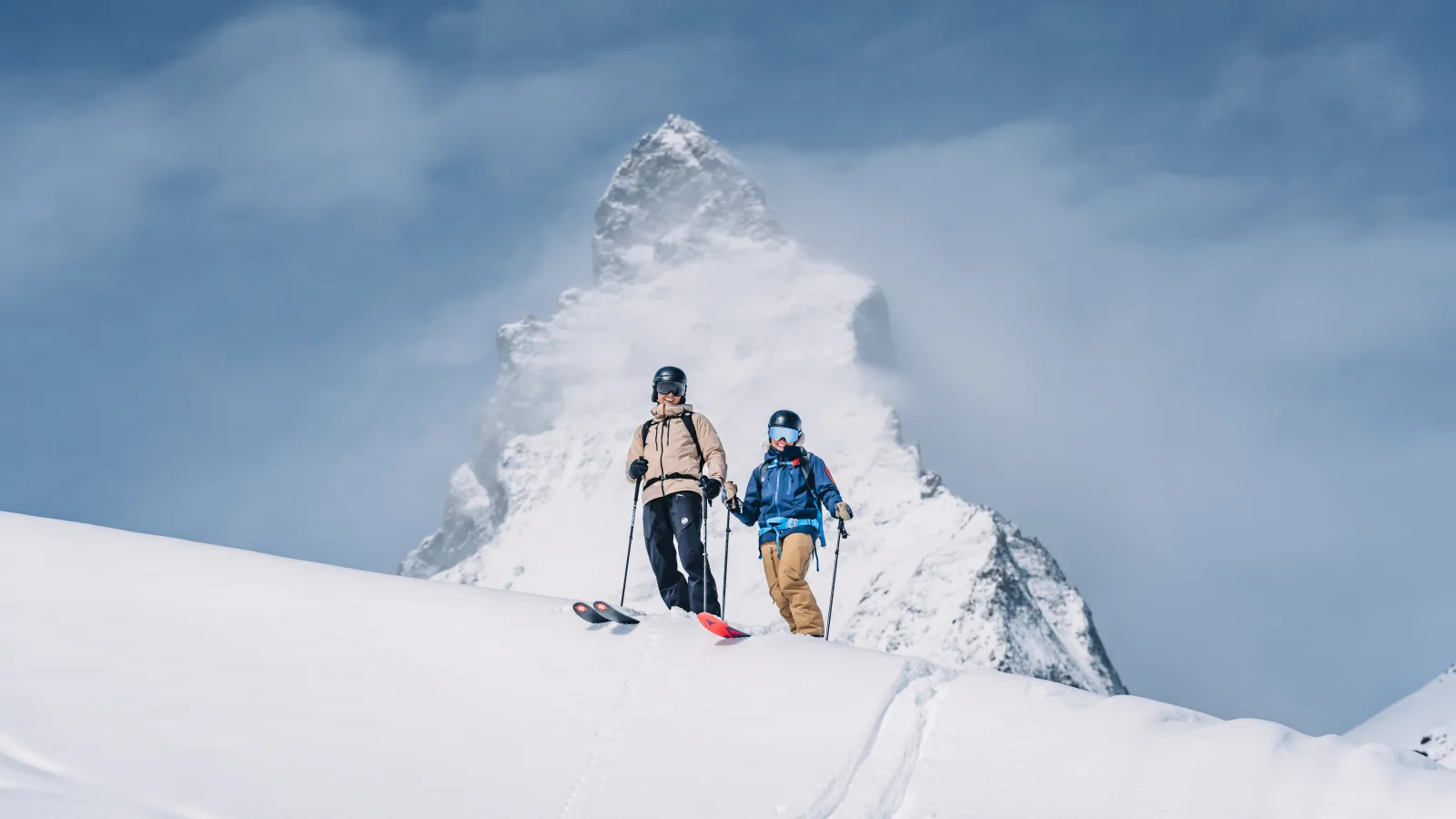Zwei Skifahrer vor dem winterlichen Matterhorn